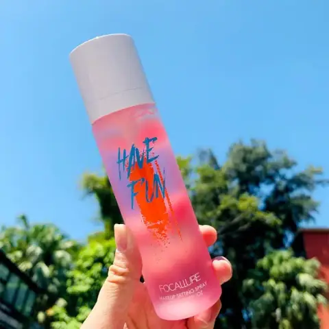 Focallure Makeup Setting Spray bottle, clear with a vibrant pink-orange gradient label and white pump.