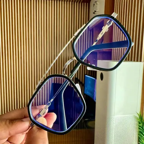 RuSu Premium BOX Original Glass: Clear glass storage box with elegant wooden lid, filled with botanicals.