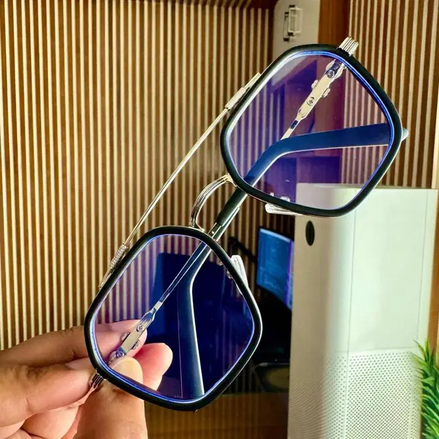 RuSu Premium BOX Original Glass: Clear glass storage box with elegant wooden lid, filled with botanicals.