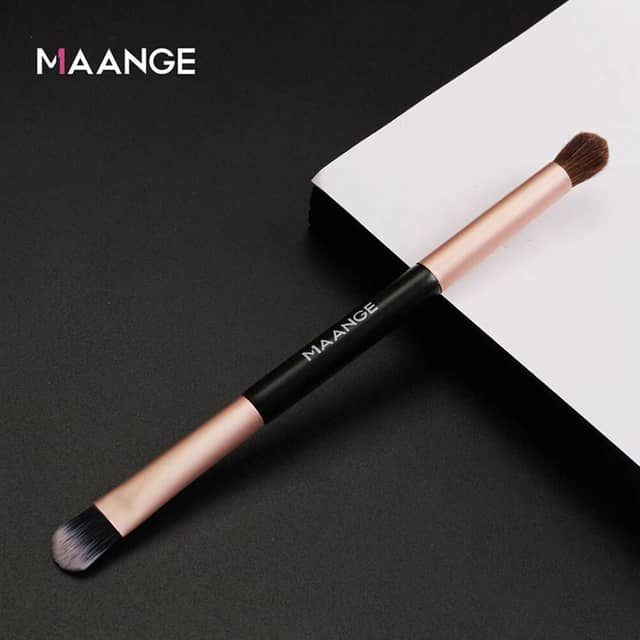 Maange double-head eye shadow brush with black handle, showing two distinct brush ends for versatile application.