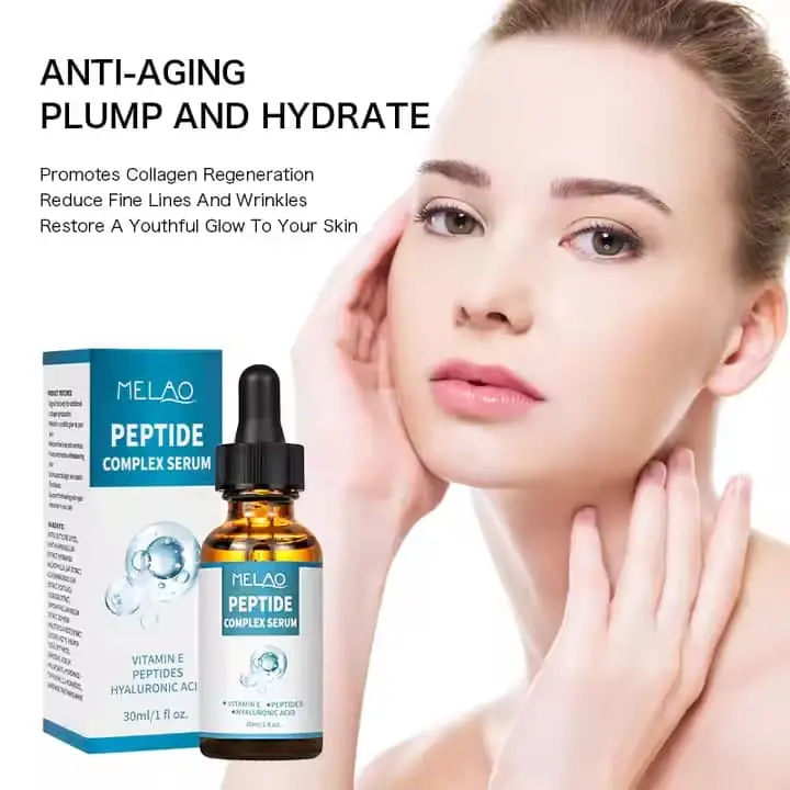 Hand holding the Melao Peptide Complex Serum 30ml clear glass bottle, demonstrating its size. - thumbnail