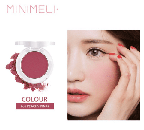 Minimeli Powder Blusher 06 compact with clear lid showcasing its peachy pink shade.